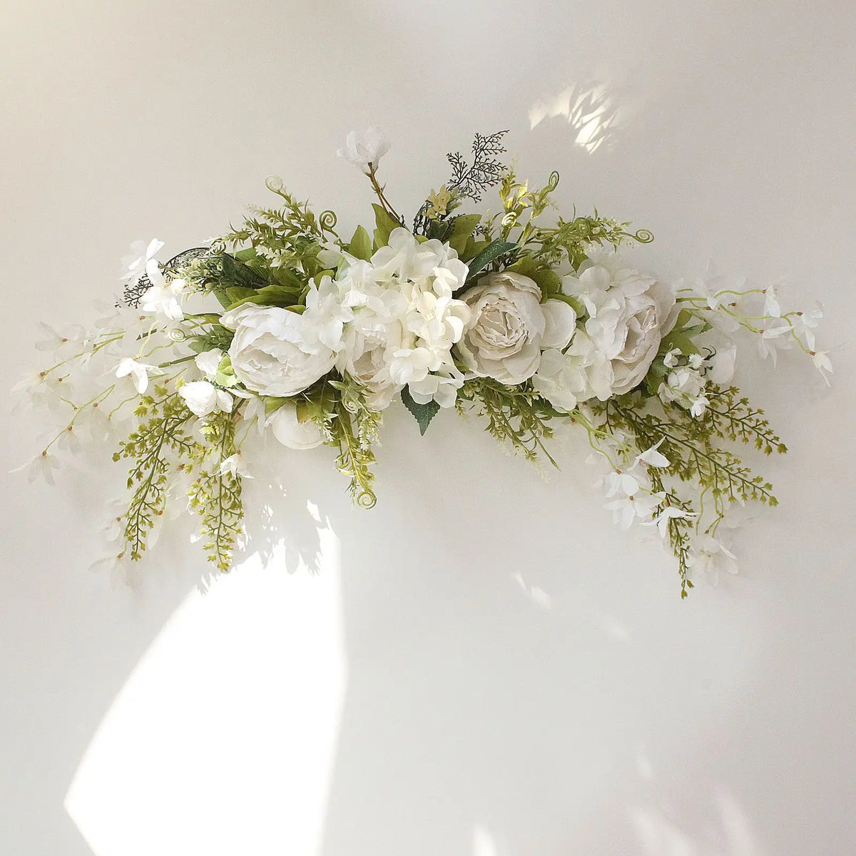 décoration extérieure mariage guirlande florale artificielle rose feuilles verte naturelle romantique