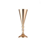 vases dorés classiques ornements floraux fleurs artificielles table mariage romantique