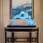 sculpture abstraite moderne bleu clair texture ondulée translucent base noire