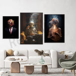 Un décor intérieur élégant avec des œuvres d'art sombres et fascinantes sur le mur, créant une ambiance mystérieuse et captivante.