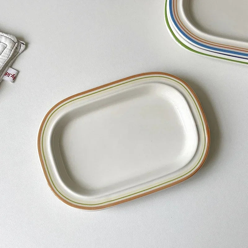 assiettes ovales rayées blanc bleu orange brun vaisselle classique décoration table servir plats après