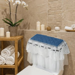 couvre seize toilette brodé bleu marine blanc élégant classique tissu épais plis franges