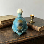 statue tortue méditation résine bleu turquoise aspect craquelé motifs géométriques zen spirituel
