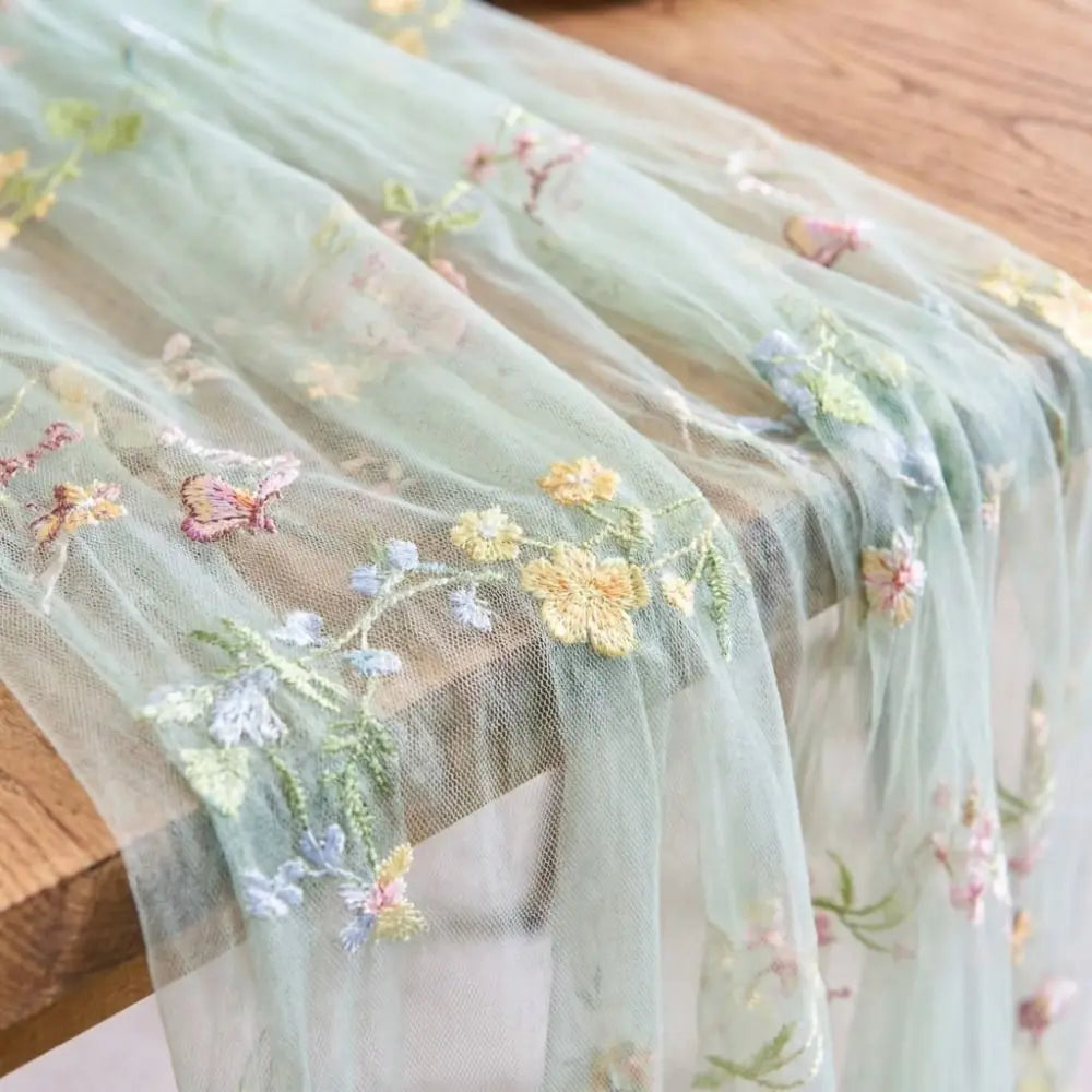 nappe tulle transparente brodée fleurs vert menthe violet blanc romantique décoration mariage fête été