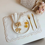 nappes decoratives blanc rouge bleu vert bordures ondulees assiettes blanches couverts dorés minimaliste 45x32cm