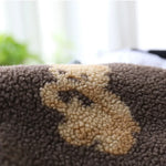 Gros plan sur la texture moelleuse et duveteuse d'un tapis marron et beige.