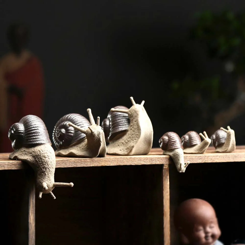ornements céramique escargots gris artisanal détails sculptés décoration thé animal compagnie miniature imitation antique