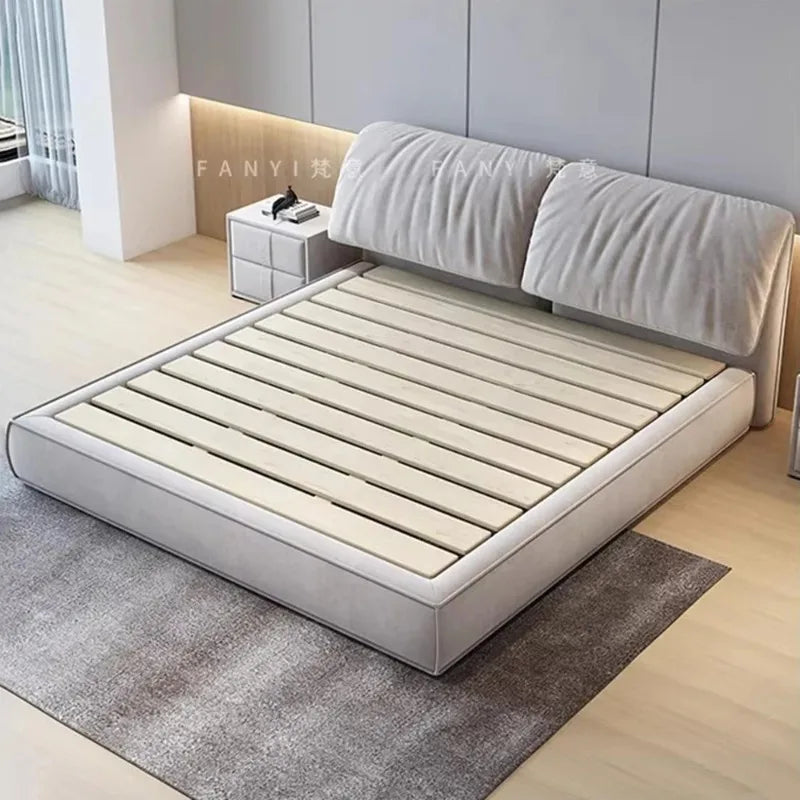 Détail du rangement intégré de la tête de lit
