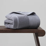 ensemble serviettes bain coton pur grande taille motif géométrique bleu gris violet blanc