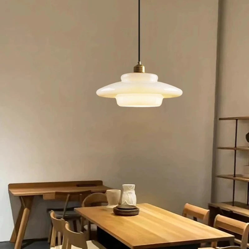 lampe suspendue minimaliste verre blanc opaque métal doré salon chambre