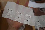 dentelle coton ours blanc motif noeud bordure dentelée ruban texturé semi transparent enfantin