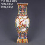 Vase décoratif en porcelaine émaillée ornée de motifs floraux et d'un oiseau coloré.