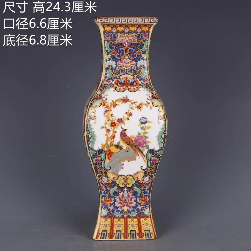 Vase décoratif en porcelaine émaillée ornée de motifs floraux et d'un oiseau coloré.
