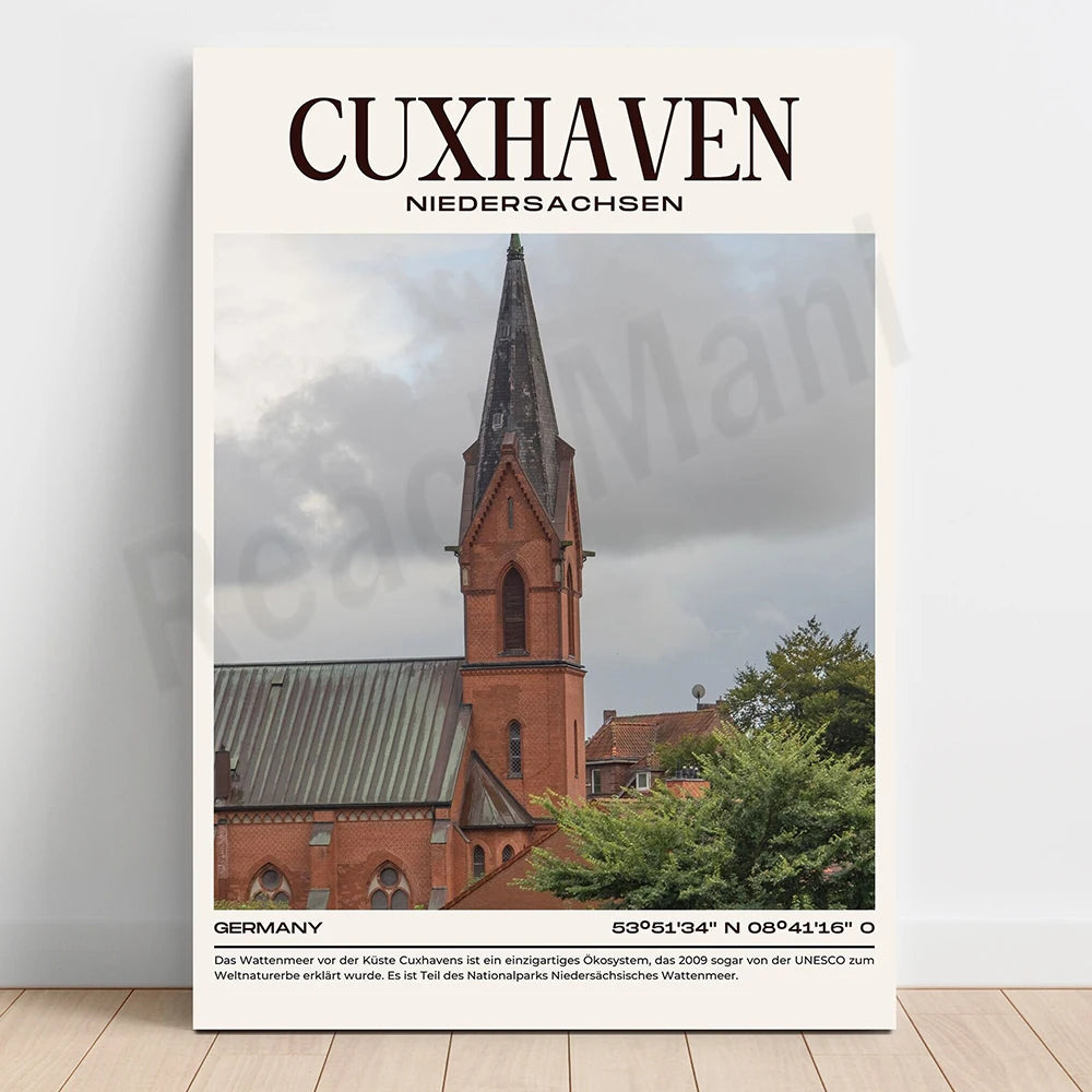 Cette image montre une église traditionnelle de Cuxhaven, ville de Basse-Saxe en Allemagne, avec sa haute tour élancée.