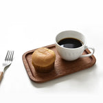 Plateau en bois massif cœur rectangulaire dans un intérieur moderne
