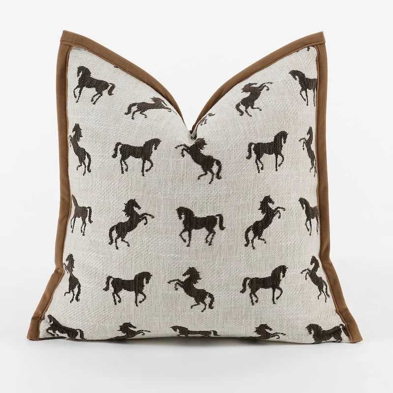 housse coussin carré motif chevaux rustique beige clair décor intérieur lit chaise voiture adhésif