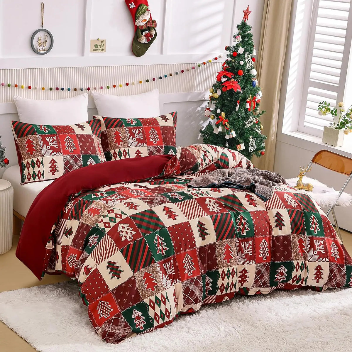 Housse de couette Noël patchwork rouge vert avec sapins imprimés sur lit