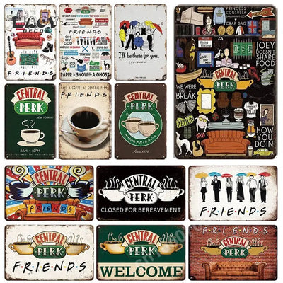 Panneau métallique Central Perk Friends en couleur dorée sur mur blanc