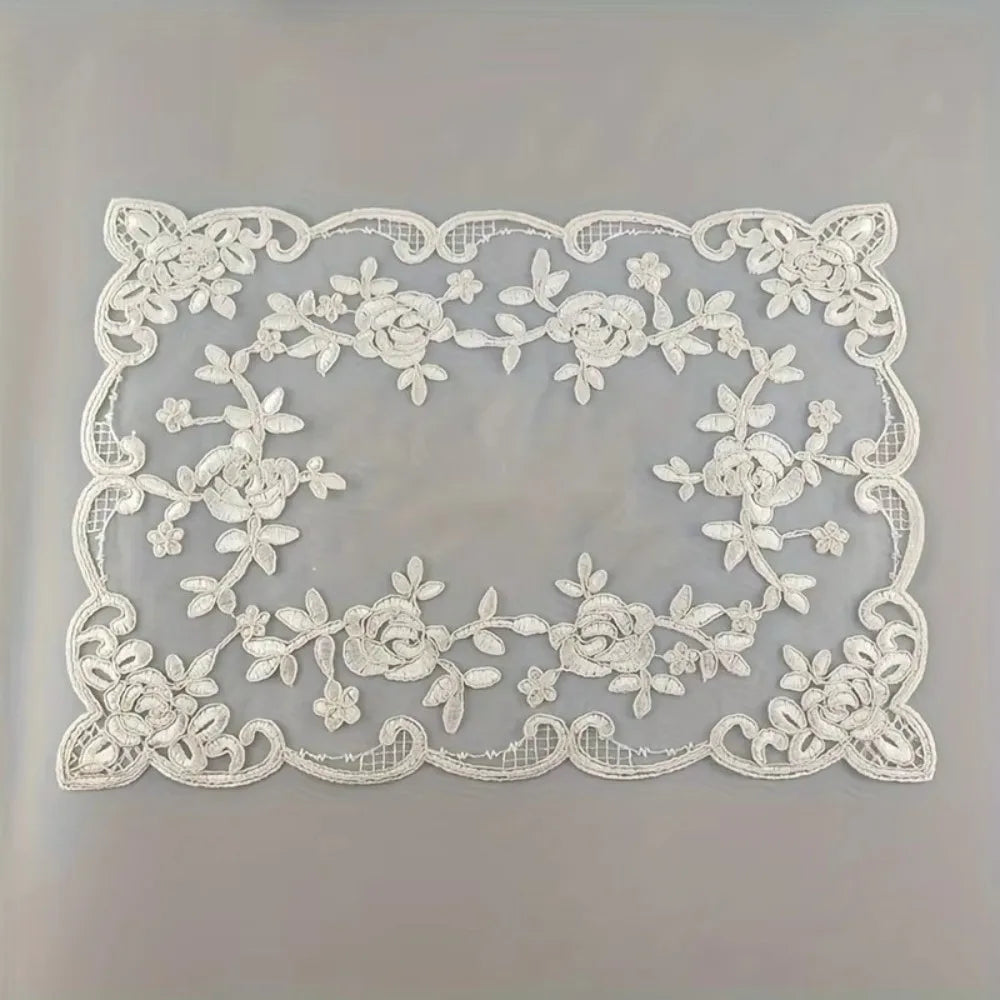 serviettes table dentelle florale blanc beige classique romantique table manger fête pâques