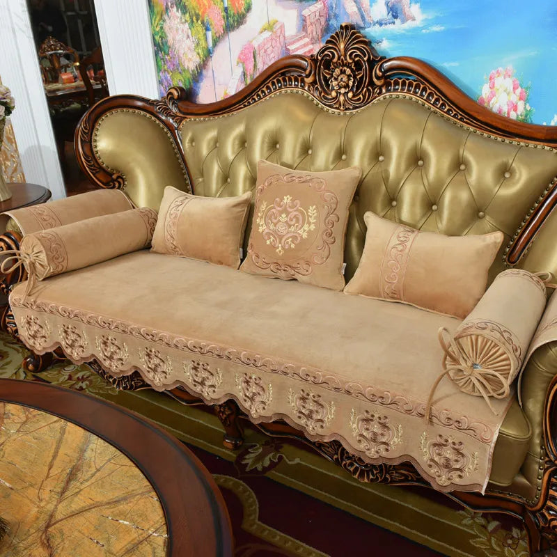 Ce sofa antique en bois sculpté et garni de velours doré crée une atmosphère élégante et chaleureuse dans la pièce.