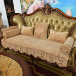 Ce sofa antique en bois sculpté et garni de velours doré crée une atmosphère élégante et chaleureuse dans la pièce.