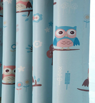 Rideau enfant bleu avec motif hibou et décor floral. Idéal pour ajouter une touche de fantaisie et de couleur à la chambre des enfants, ce rideau lumineux présente des hiboux amusants et des dessins de fleurs. Parfait pour créer une ambiance joyeuse et stimulante, ce rideau saura captiver l'imagination des petits tout en apportant une décoration attrayante à la pièce. Accessoire de décoration convivial et esthétique pour les chambres d'enfants.