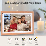 Cadre photo numérique affichant des photos de famille en mode diaporama