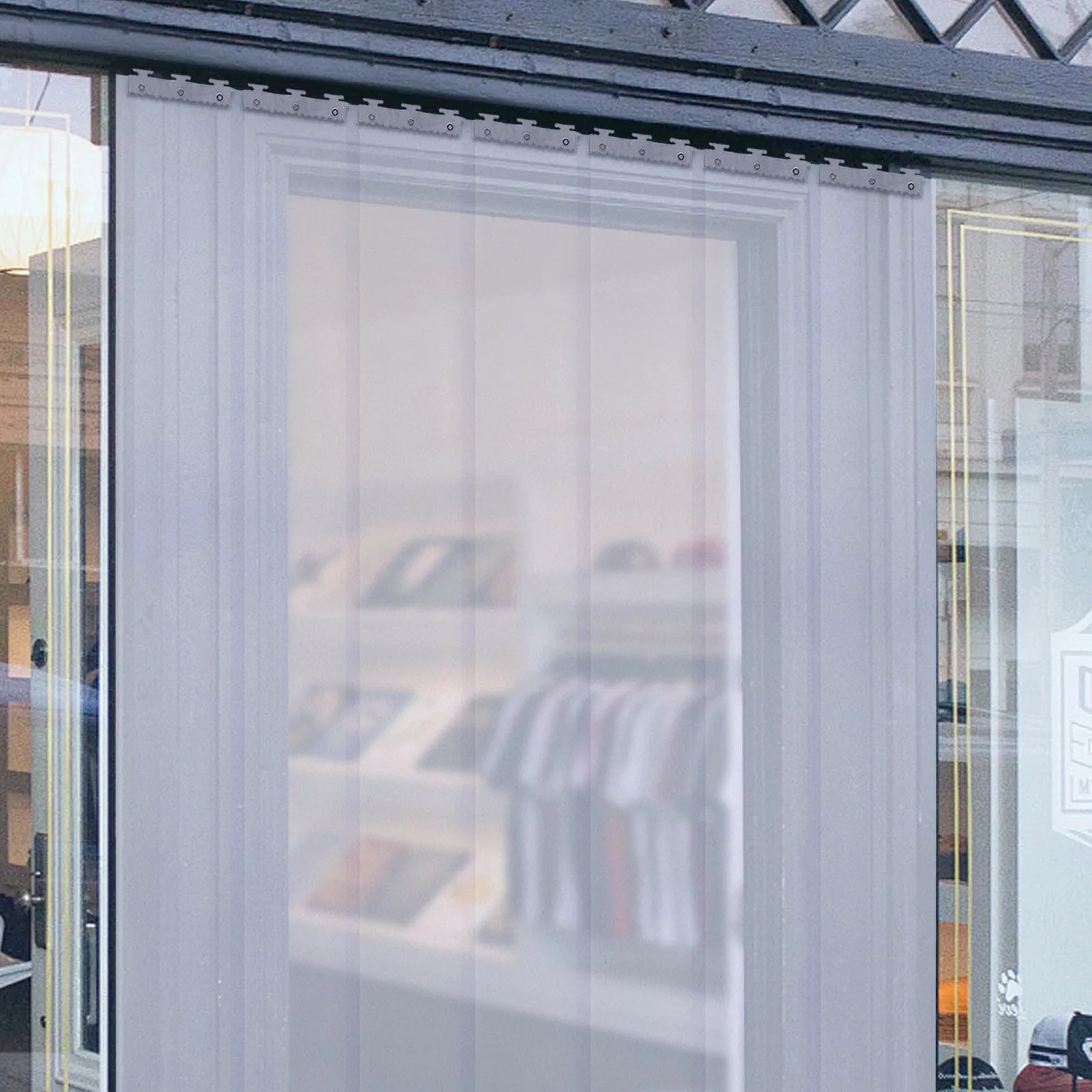 Rideau à bandes transparentes installé sur une porte d'entrepôt