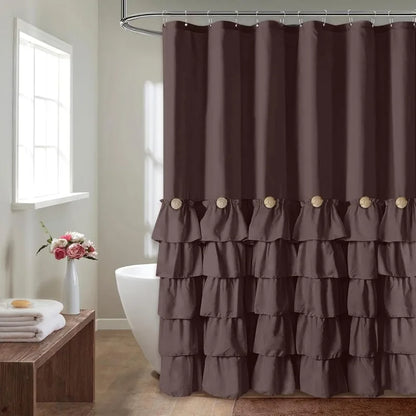 Élégant rideau de douche coloré en tissu, accentuent le design intérieur moderne de la salle de bain bien éclairée, avec des accessoires de plomberie en acier inoxydable, une fenêtre couverte par un traitement de fenêtre assorti, et une plante d'intérieur verte, ajoutant une touche de nature à l'ambiance de la pièce.