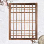 grille fenêtre traditionnelle marron foncé décoration murale classique règles horizontales verticales opacité décoration courtyard