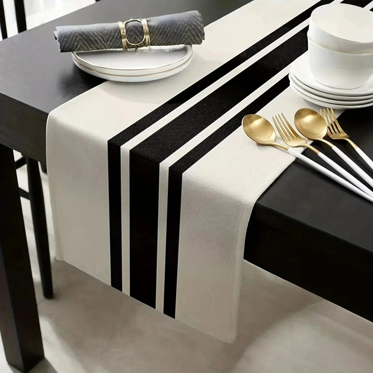 nappe table lin noir blanc rayures carreaux moderne simple decoration maison assiettes cuillers fourchets