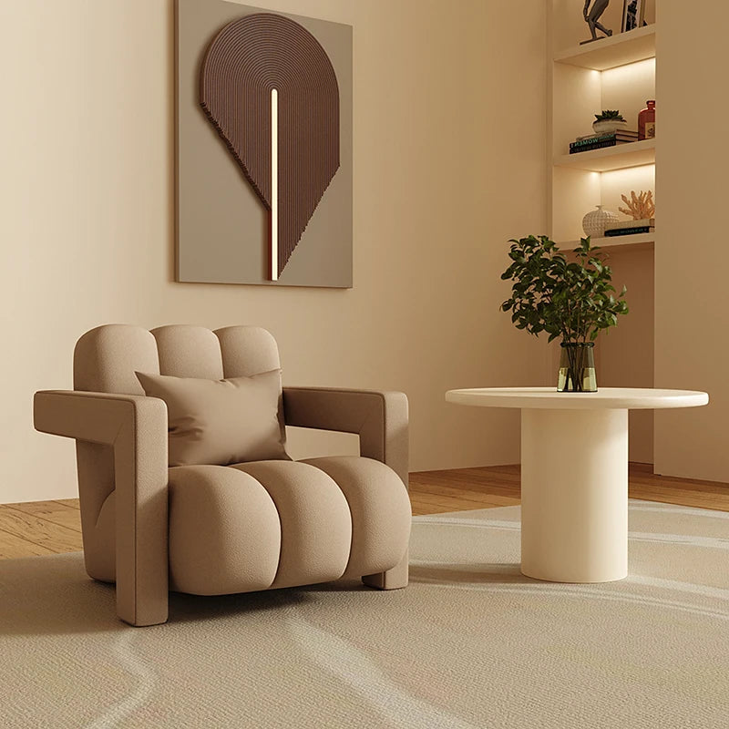 fauteuil moderne tissu texturé beige jaune marron clair coussin décoratif salon minimaliste