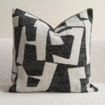 coussins décoratifs modernes motif géométrique beige gris noir rouge polyester