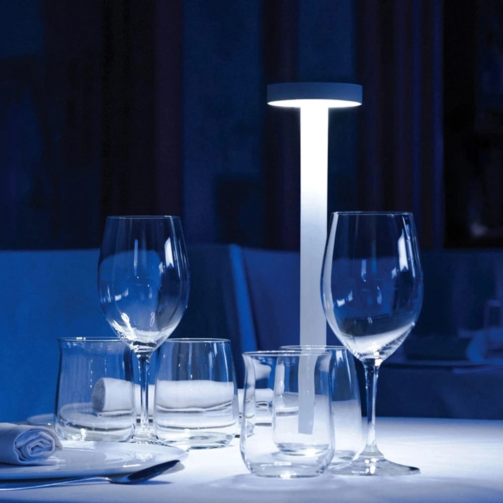 Lampe champignon sans fil LED noire dans salon moderne