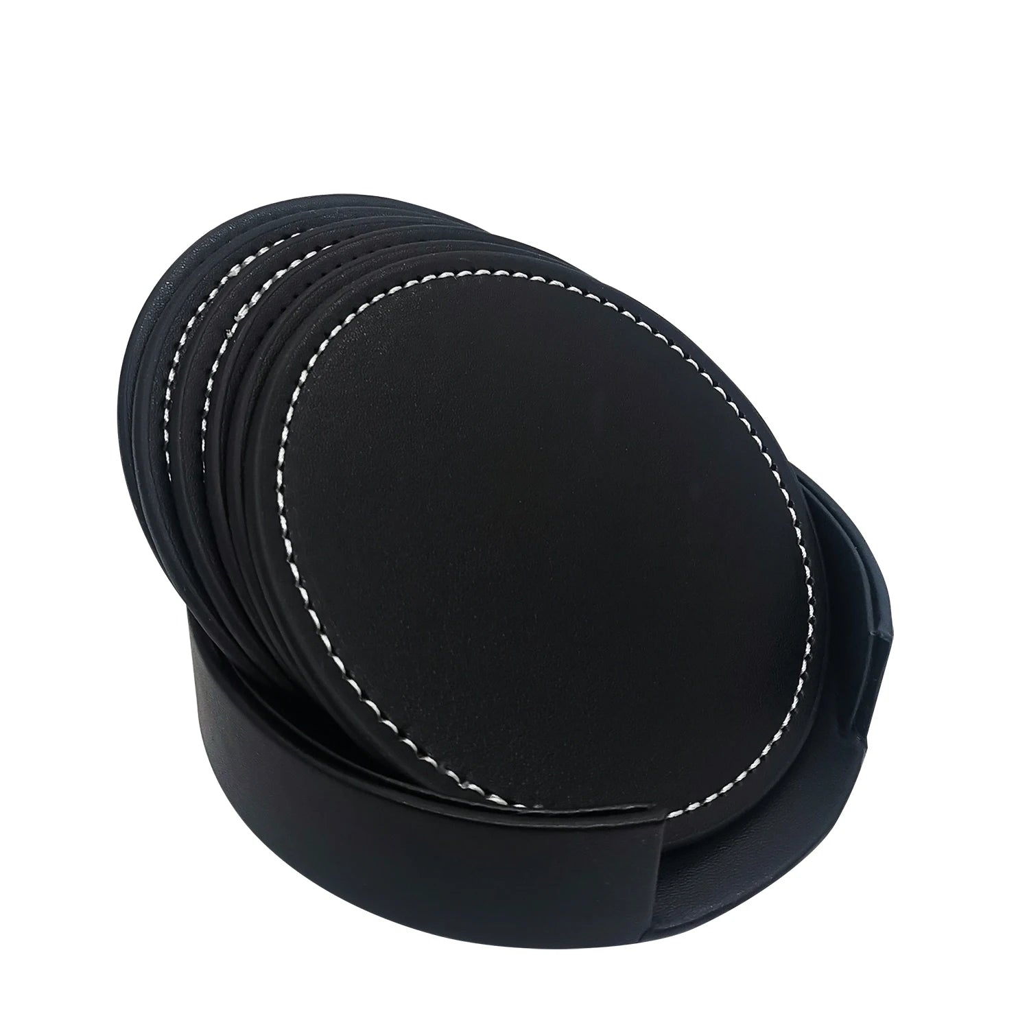 Des sous-verres en cuir noir avec coutures blanches, empilés les uns sur les autres.