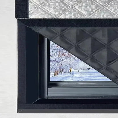 Volet isolant pour fenêtre avec motif quadrillé, conçu pour améliorer l'efficacité énergétique de votre maison pendant l'hiver. Idéal pour réduire les pertes de chaleur et optimiser le confort thermique intérieur. Adapté à différentes dimensions de fenêtres.