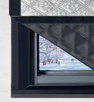Volet isolant pour fenêtre avec motif quadrillé, conçu pour améliorer l'efficacité énergétique de votre maison pendant l'hiver. Idéal pour réduire les pertes de chaleur et optimiser le confort thermique intérieur. Adapté à différentes dimensions de fenêtres.