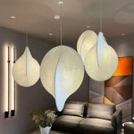 Suspension LED allumée créant une ambiance chaleureuse dans un salon