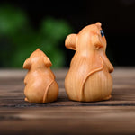 statue animale stylisée souris hamster yeux bleus sculpture bois polie décoration intérieure mignonne brune