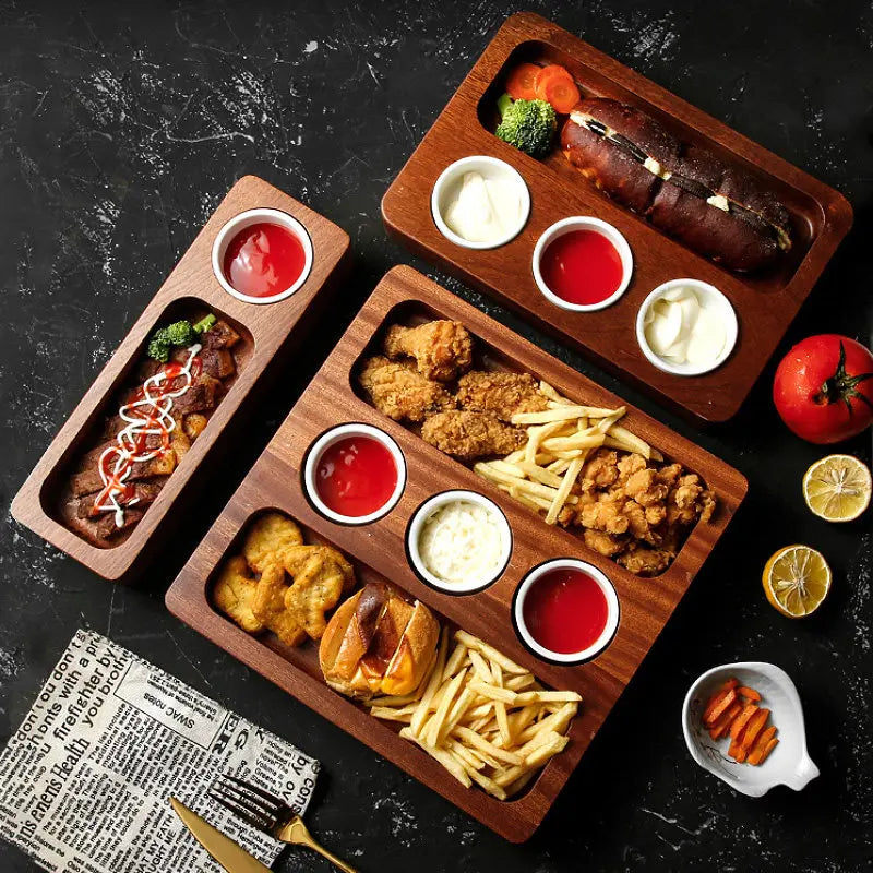 assiettes repas bois compartiments marron modernes rustiques servir frites poulet carottes sauces