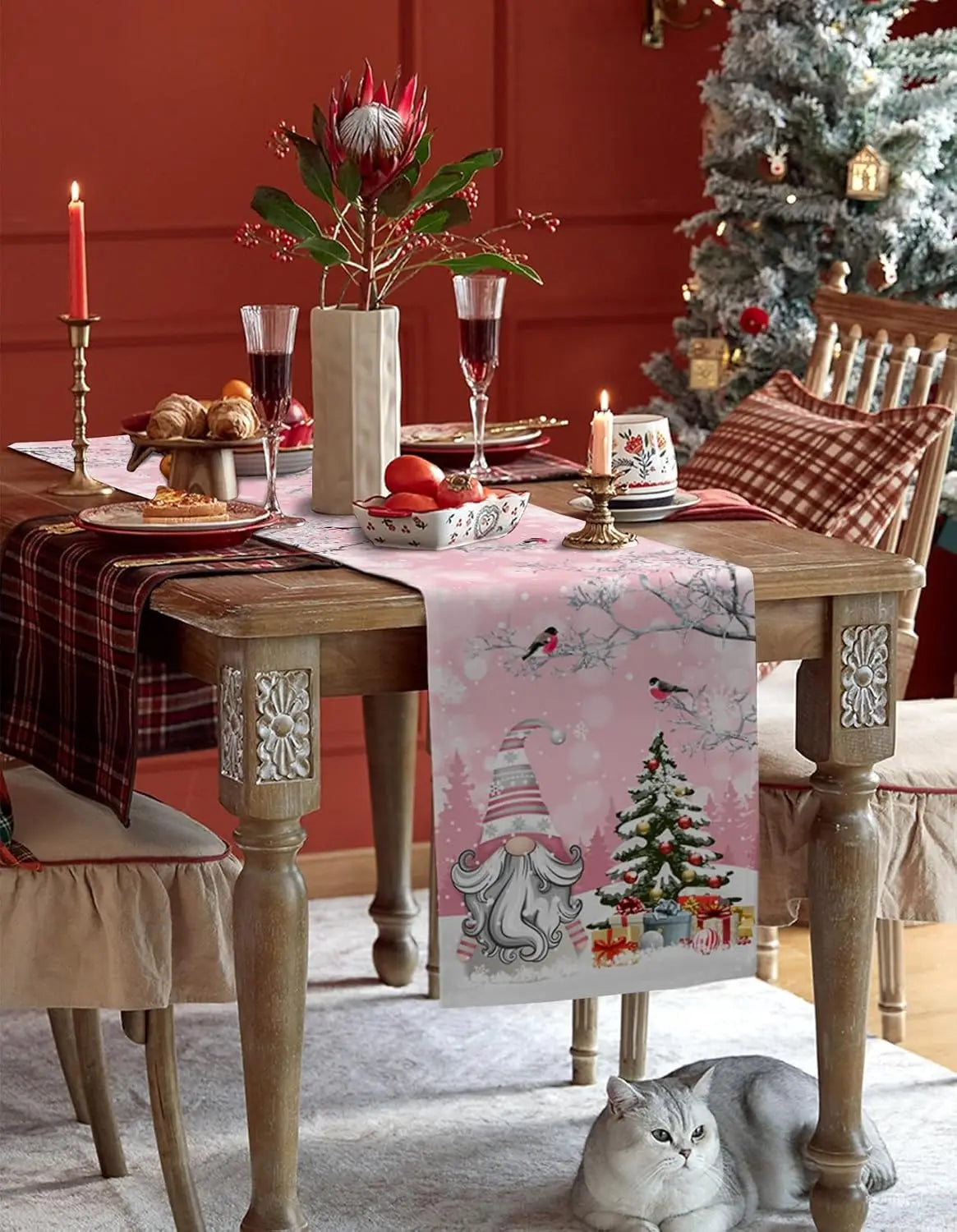 Un élégant arrangement de Noël avec des bougies, un centre de table fleuri et des décorations festives sur une table décorée avec soin, une décoration d'intérieur chaleureuse et accueillante pour les fêtes.