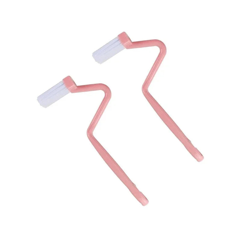 brosse toilette incurvée poignée bleue verte rose fixations pratiques utilitaires salle bains