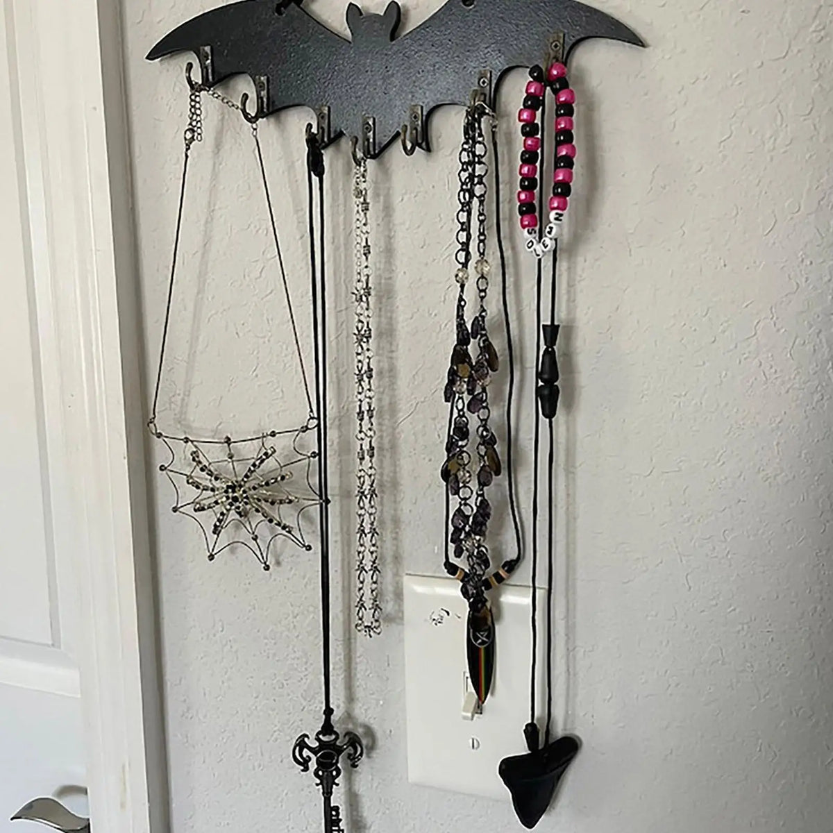 porte bijoux chauve souris gothique noir crochets chaînes mur moderne Halloween