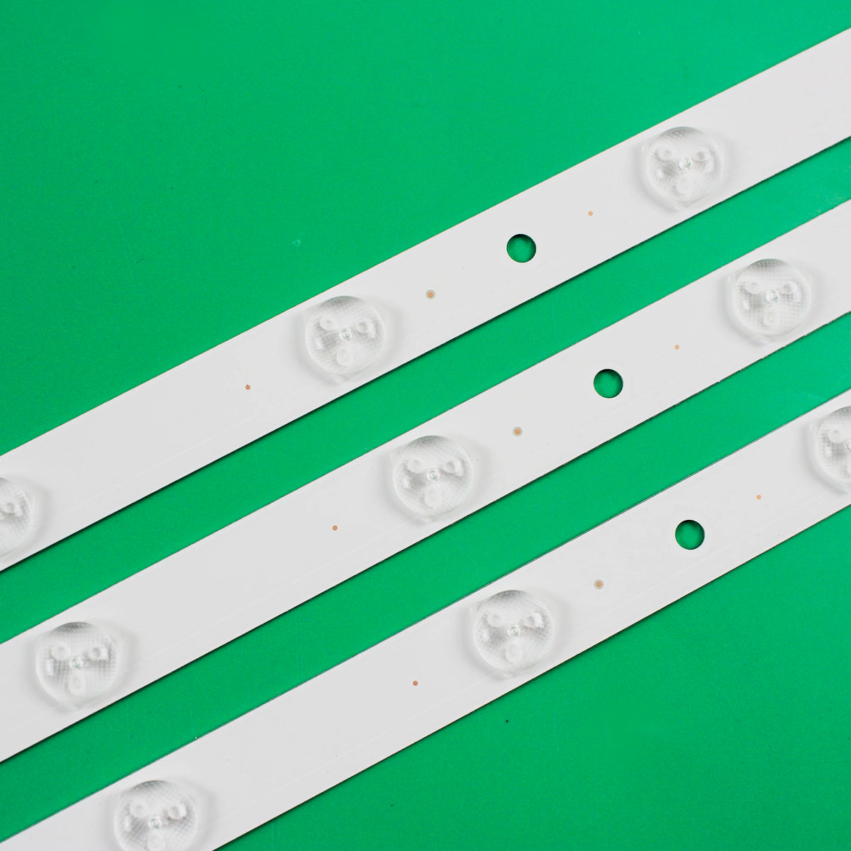 bande lumineuse led blanc ronde translucent moderne clips fixations télévision accessoire éclairage