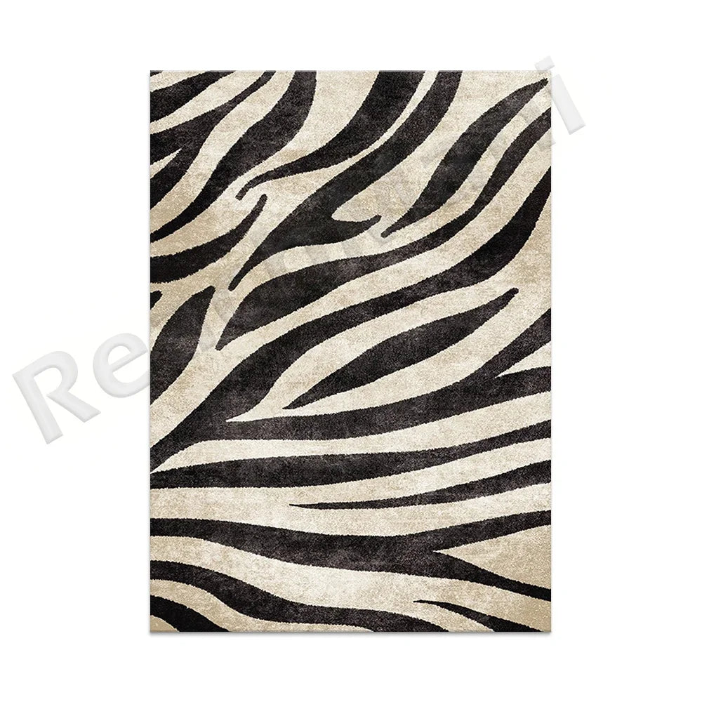 Ce tapis décoratif aux motifs zébrés noirs et blanc crème apporte une touche de style moderne et naturel à votre intérieur.