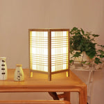 Lampe de chevet japonaise sur table de nuit