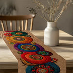 chinois bohème multicolore motifs circulaires brodés table bois clair saisonnière