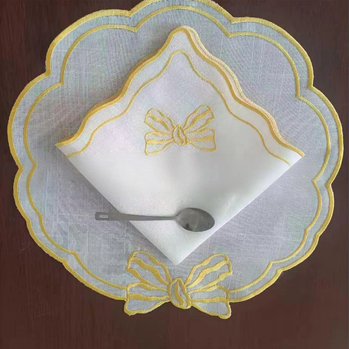 serviettes table brodées rubans blanc bleu vert rouge jaune classiques élégantes lavables réutilisables festives