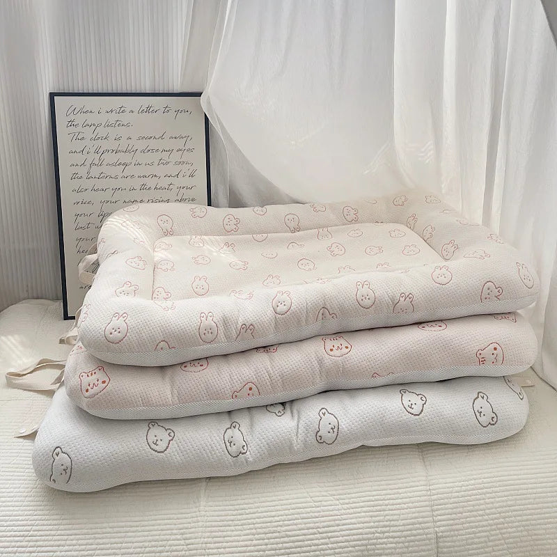 lit bébé coussin ours nuages coton gaufré blanc beige enfantin doux minimaliste