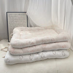 lit bébé coussin ours nuages coton gaufré blanc beige enfantin doux minimaliste